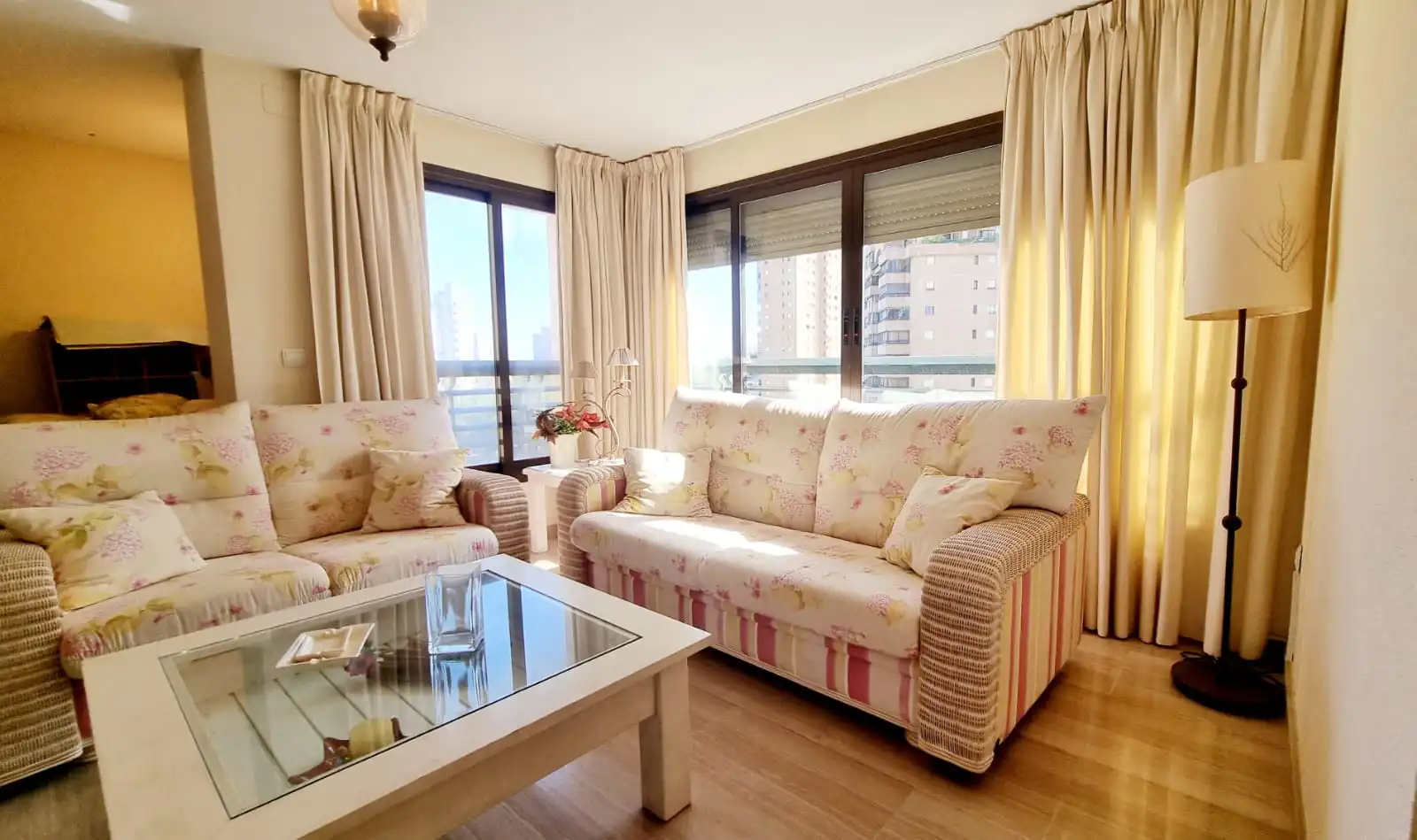 Sala de estar de Ático en venta en Benidorm con Aire acondicionado, Jardín privado y Terraza