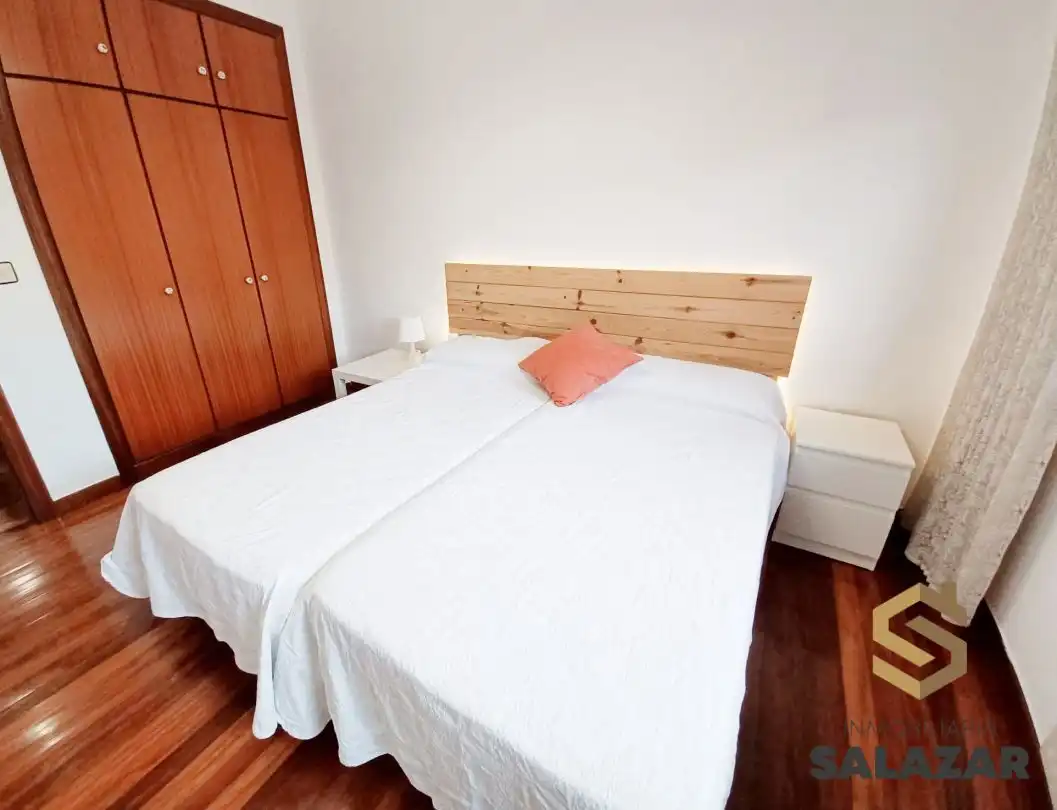 Dormitori de Apartament de lloguer en Bilbao  amb Calefacció, Terrassa i Microones