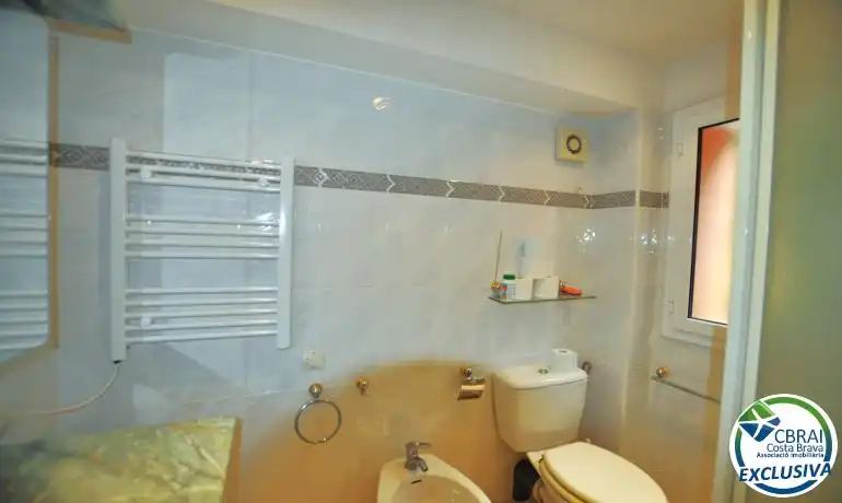 Badezimmer von Einfamilien-Reihenhaus zum Verkauf in Roses mit Heizung