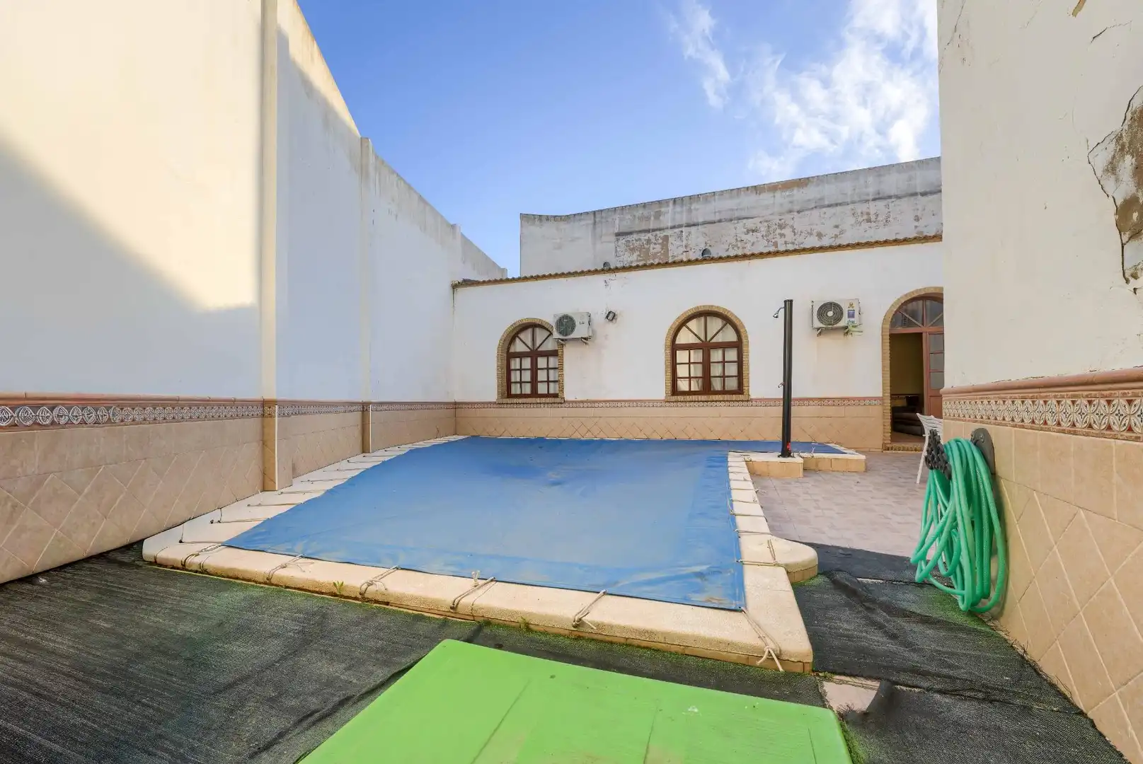 Vista exterior de Casa adosada en venta en La Palma del Condado con Aire acondicionado, Calefacción y Terraza