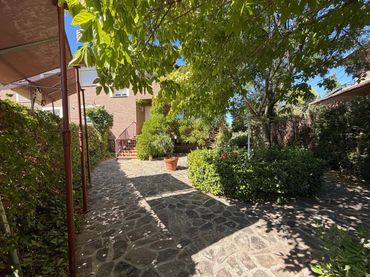 Casa aparellada amb balcó en venda a Olías del Rey