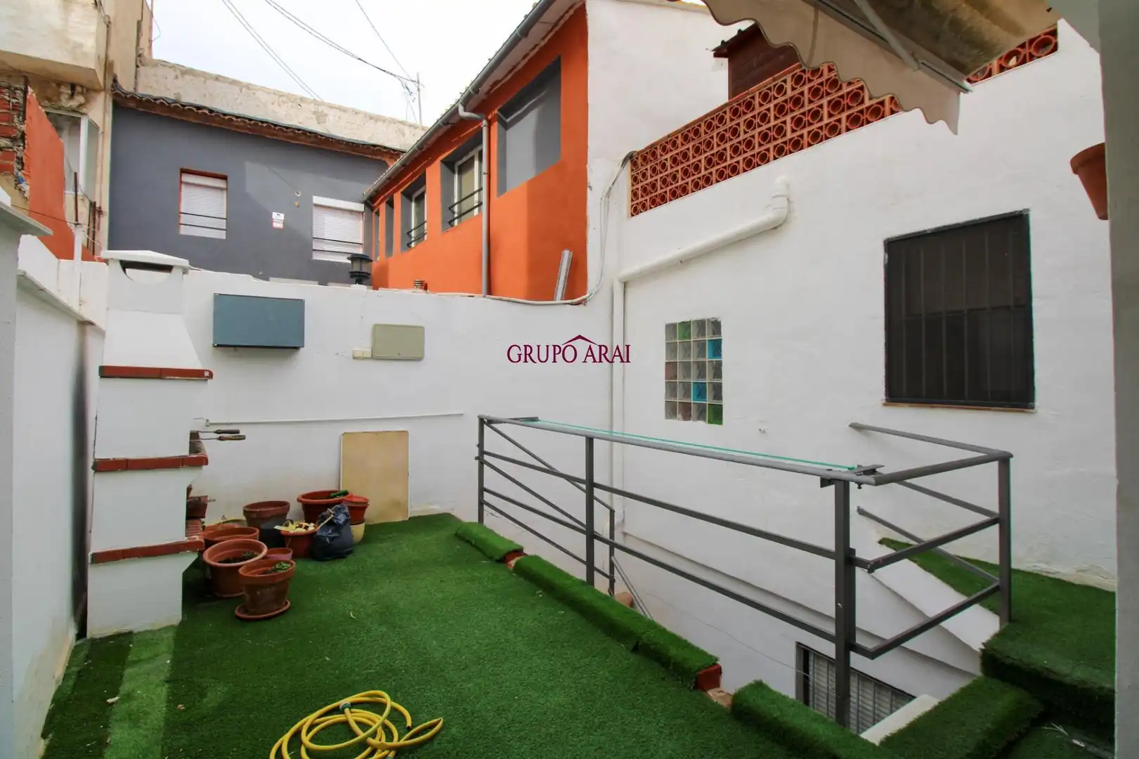 Vista exterior de Casa o xalet en venda en Alicante / Alacant amb Aire condicionat, Terrassa i Balcó