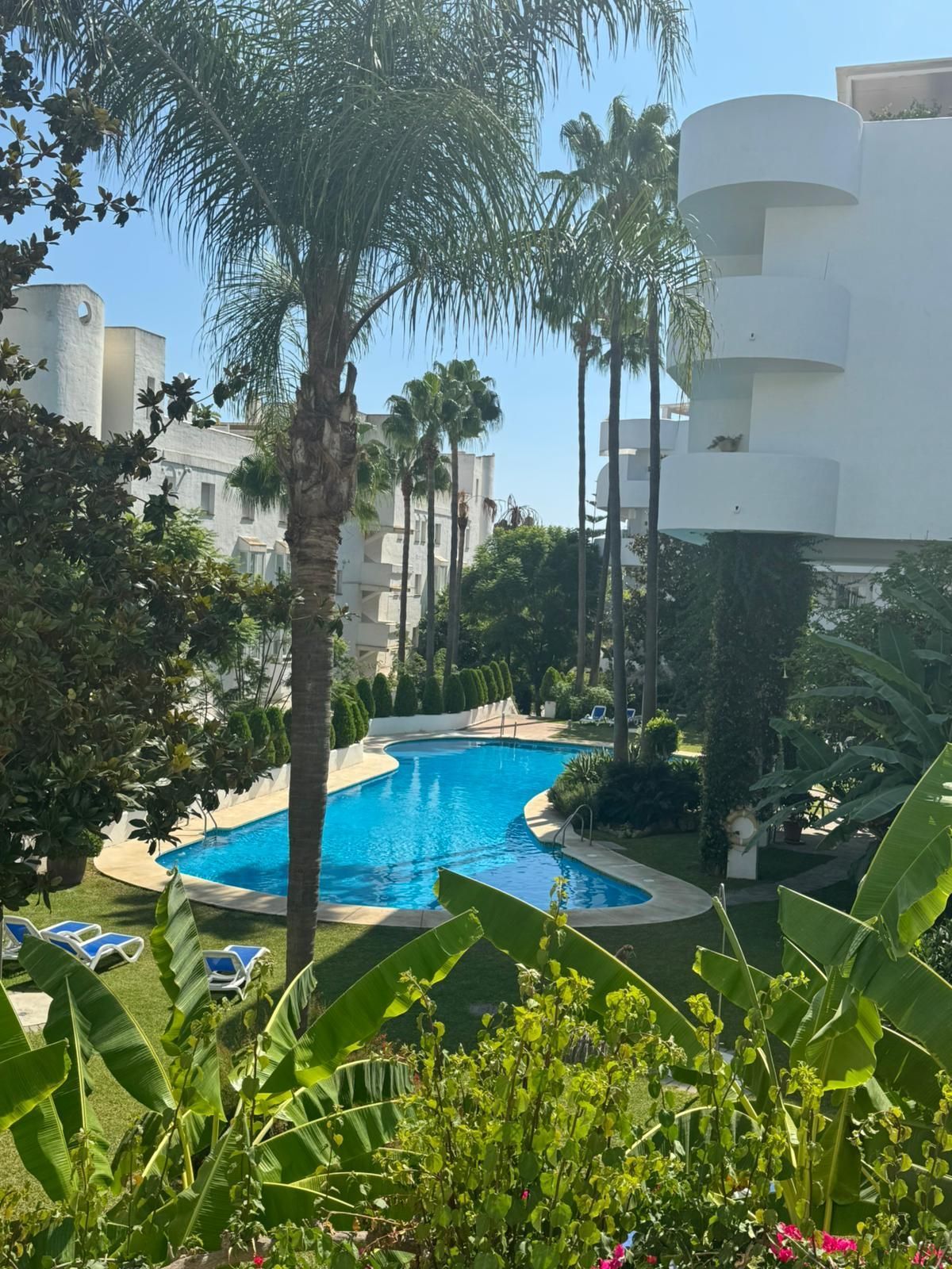 Vista exterior de Piso de alquiler en Marbella con Terraza y Piscina comunitaria