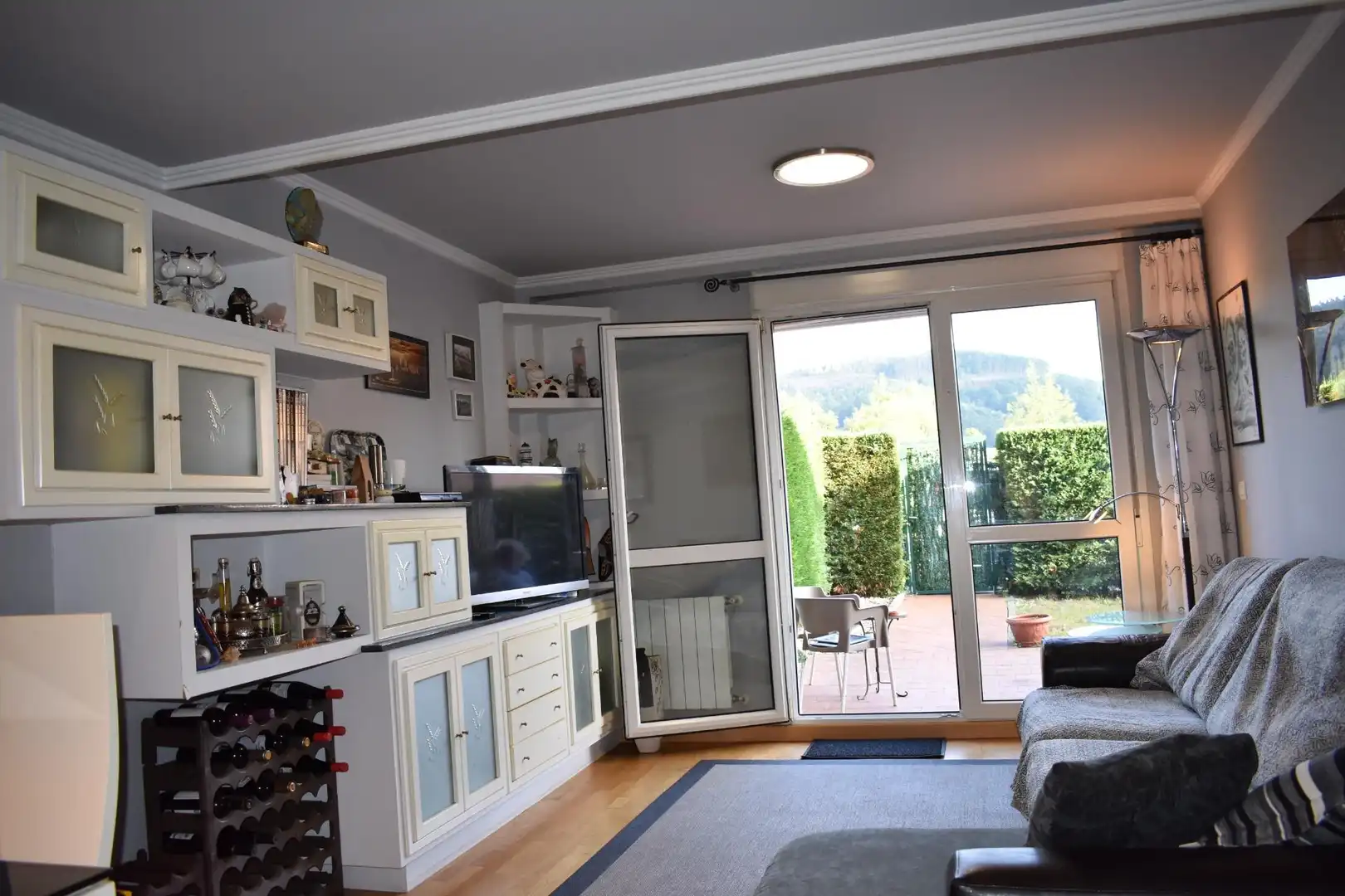 Wohnzimmer von Erdgeschoss zum Verkauf in Penagos mit Heizung, Privatgarten und Gemeinschaftspool