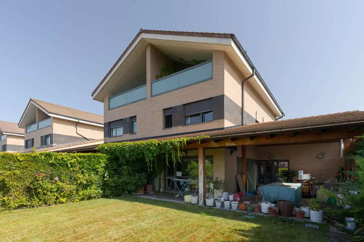 Außenansicht von Einfamilien-Reihenhaus zum Verkauf in Iza / Itza mit Heizung, Privatgarten und Terrasse