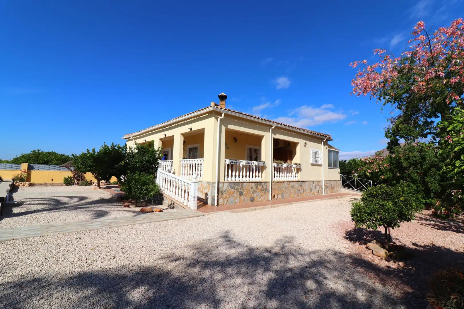 Vista exterior de Finca rústica en venda en Orihuela amb Terrassa i Piscina