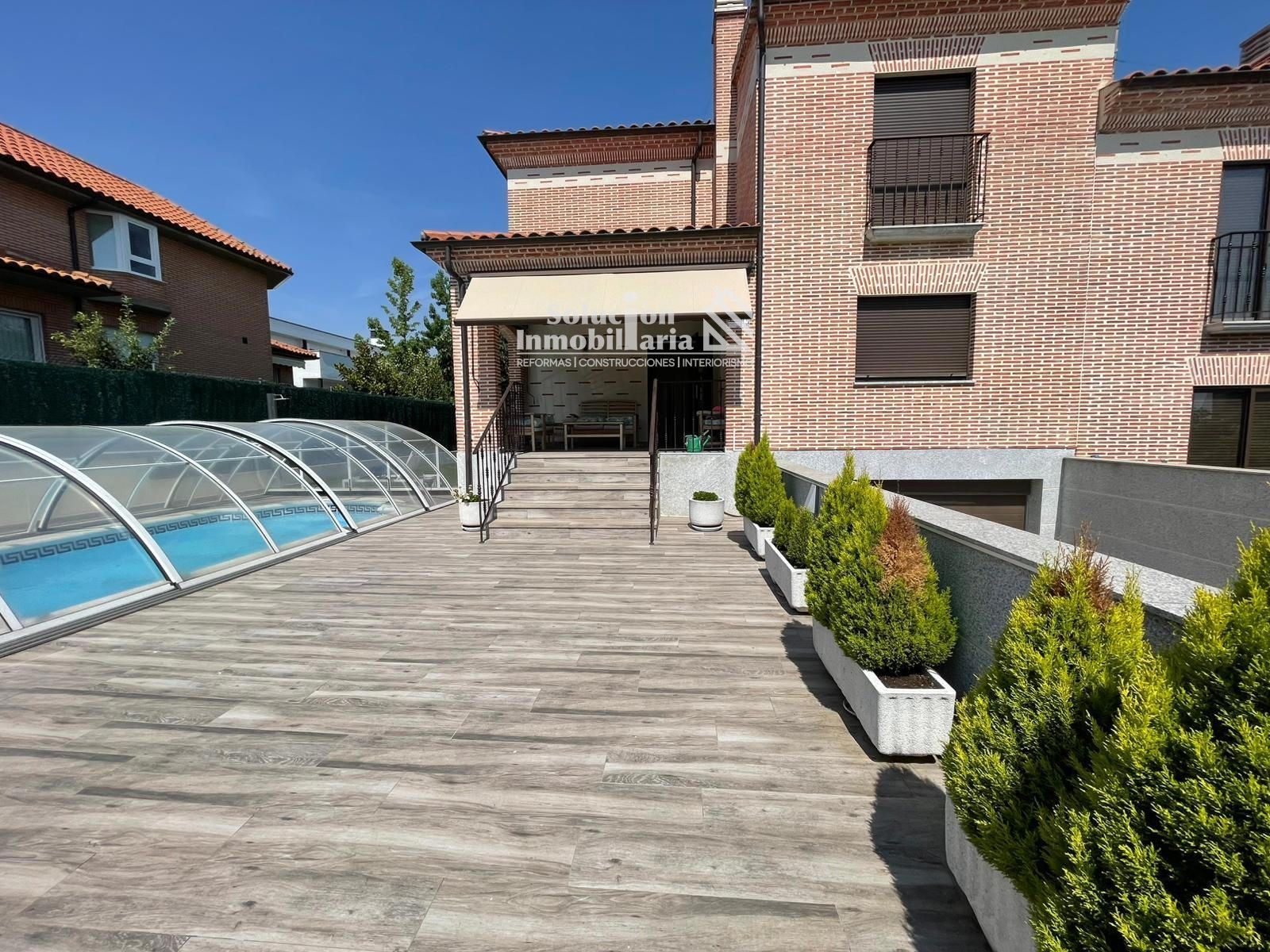Piscina de Casa adosada en venda en Cabrerizos amb Aire condicionat, Calefacció i Traster