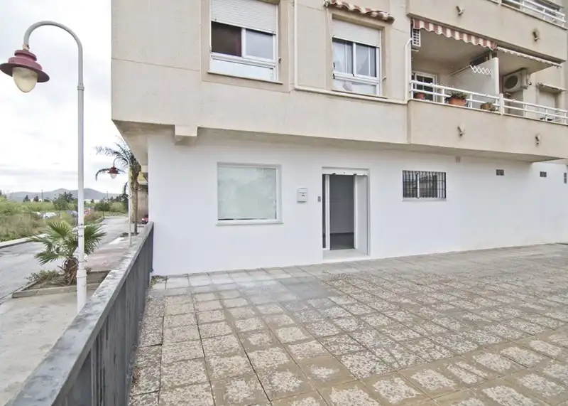 Vista exterior de Local en venda en Motril amb Aire condicionat