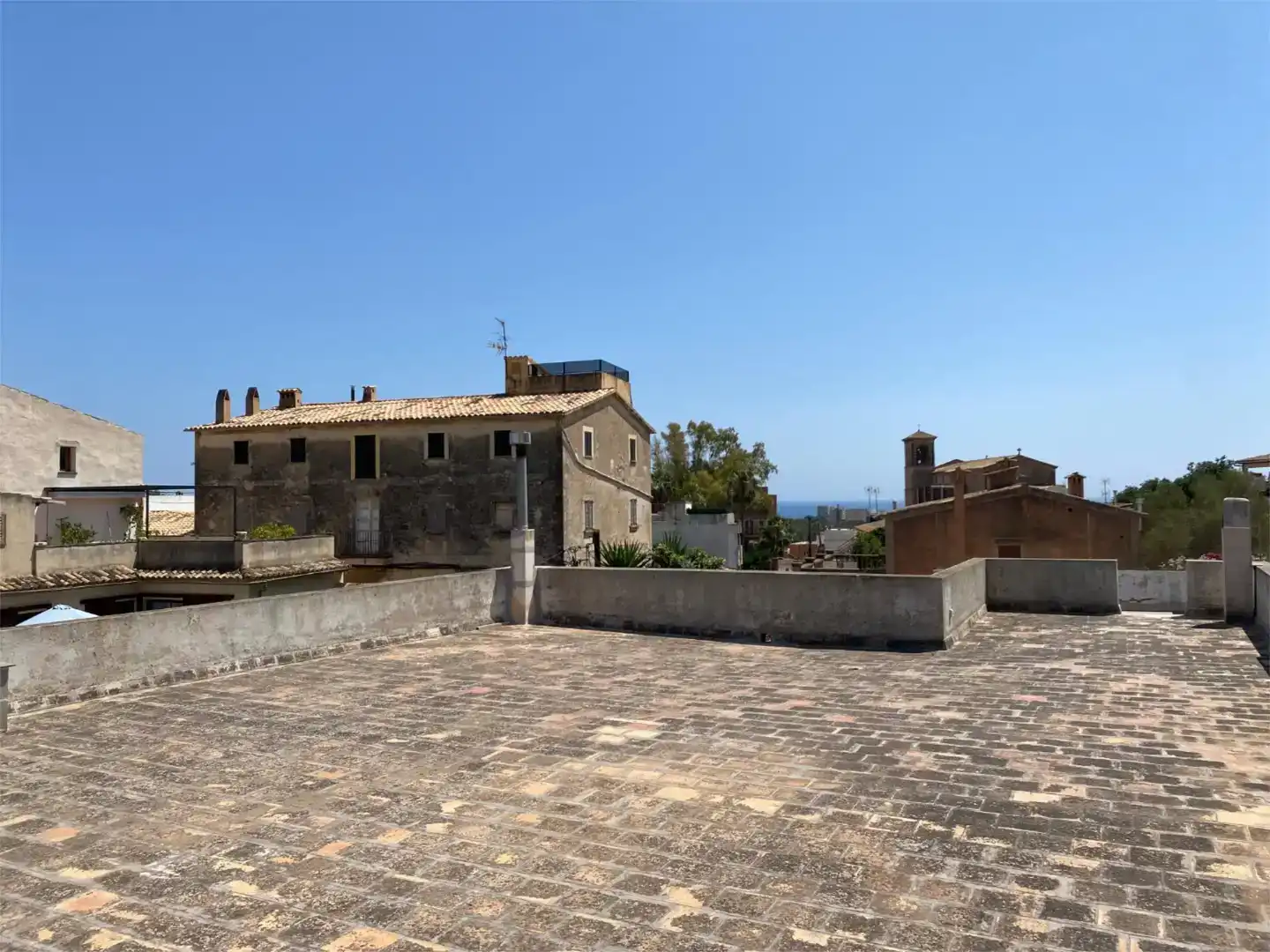 Außenansicht von Wohnung zum Verkauf in  Palma de Mallorca mit Klimaanlage, Privatgarten und Abstellraum