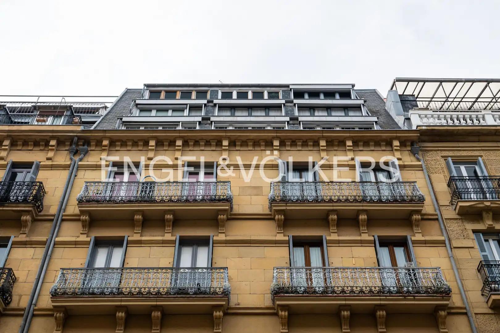 Außenansicht von Maisonette zum Verkauf in Donostia - San Sebastián  mit Heizung