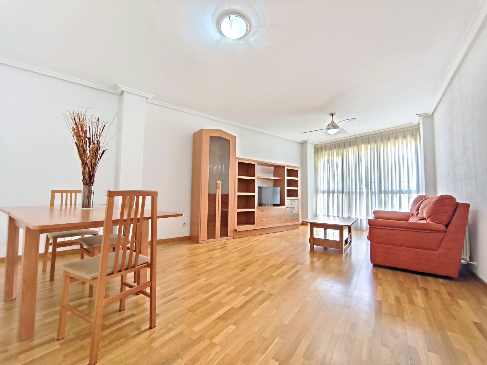 Sala d'estar de Pis en venda en  Logroño amb Calefacció, Parquet i Traster