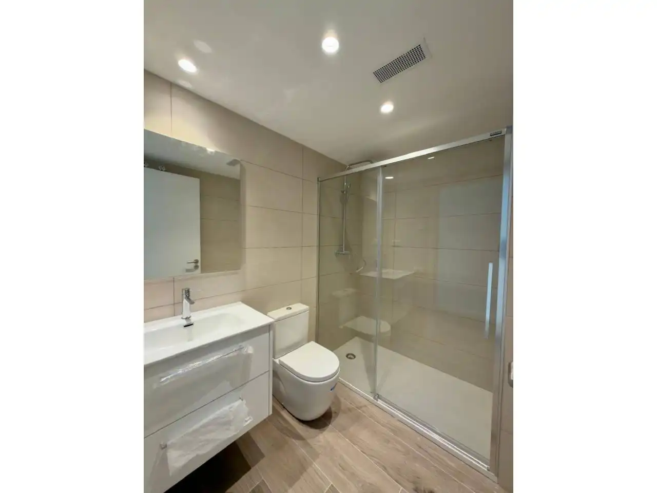 Baño de Dúplex de alquiler en Sabadell con Aire acondicionado, Calefacción y Parquet