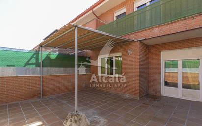 Außenansicht von Einfamilien-Reihenhaus zum verkauf in Chiloeches mit Klimaanlage und Terrasse
