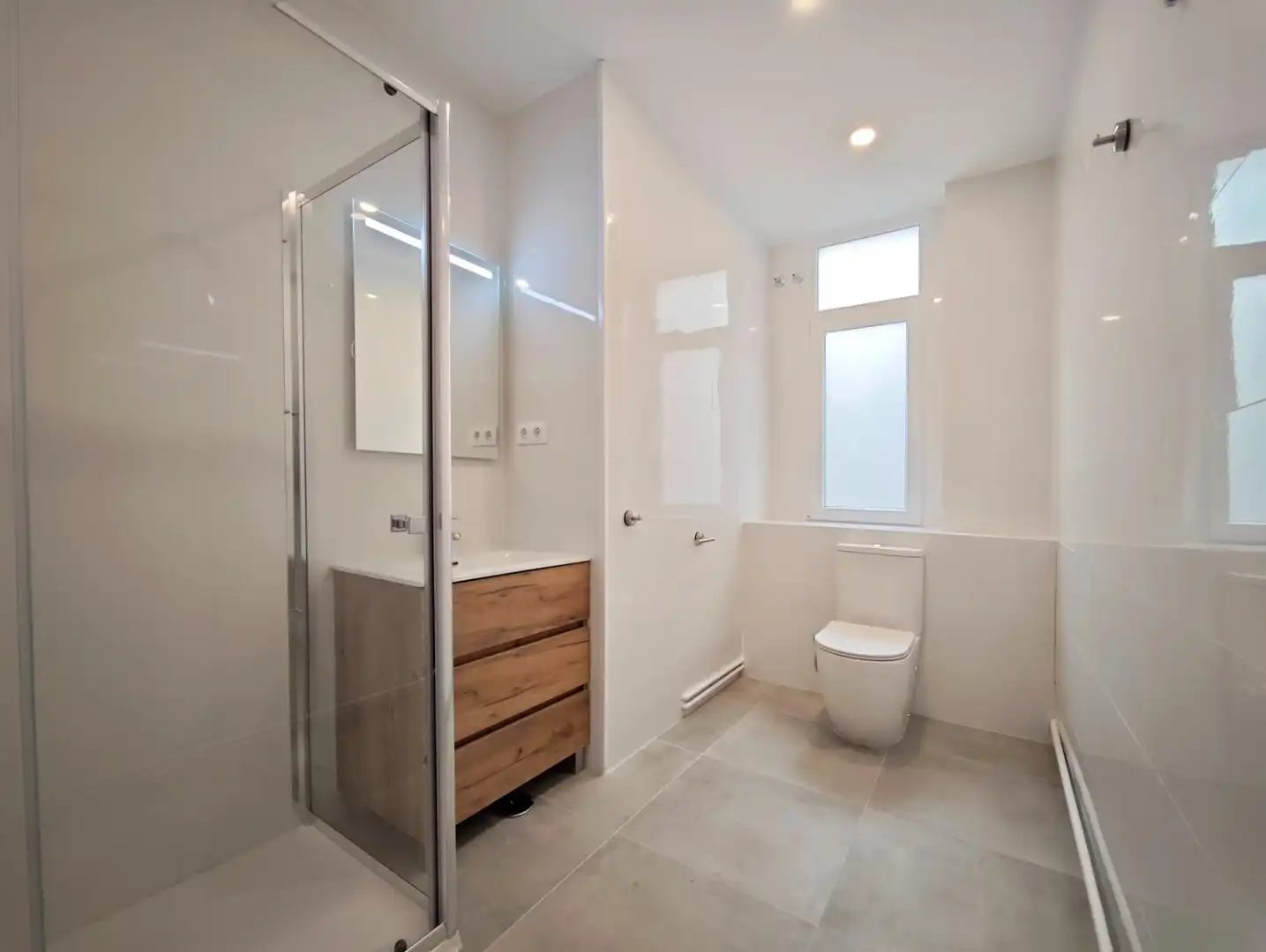 Badezimmer von Wohnung zur Miete in Madrid mit Klimaanlage, Heizung und Terrasse