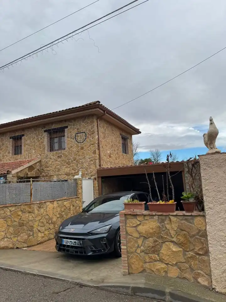 Vista exterior de Casa o xalet en venda en Cadrete amb Aire condicionat, Calefacció i Jardí privat