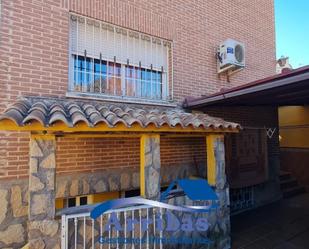 Vista exterior de Casa adosada en venda en Escalona amb Aire condicionat, Terrassa i Traster