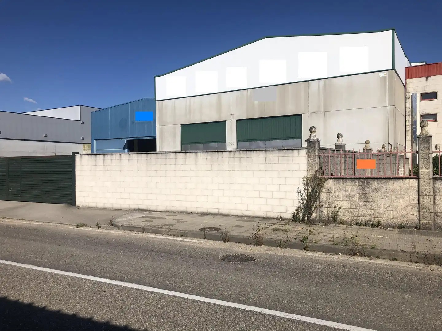 Vista exterior de Nau industrial en venda en O Porriño  