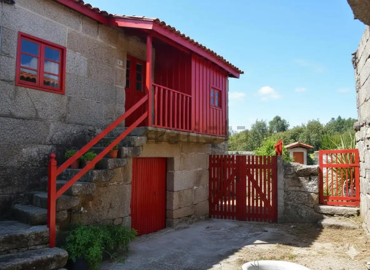 Country house with garden for sale in Penedo