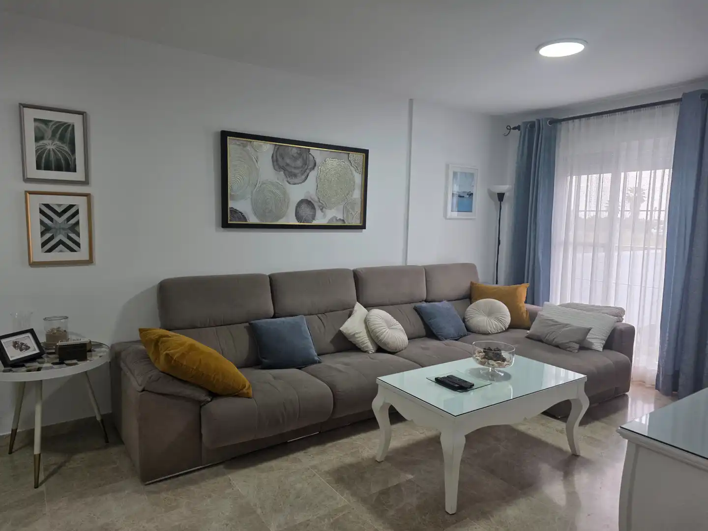 Wohnzimmer von Einfamilien-Reihenhaus zum Verkauf in Utrera mit Klimaanlage, Privatgarten und Terrasse