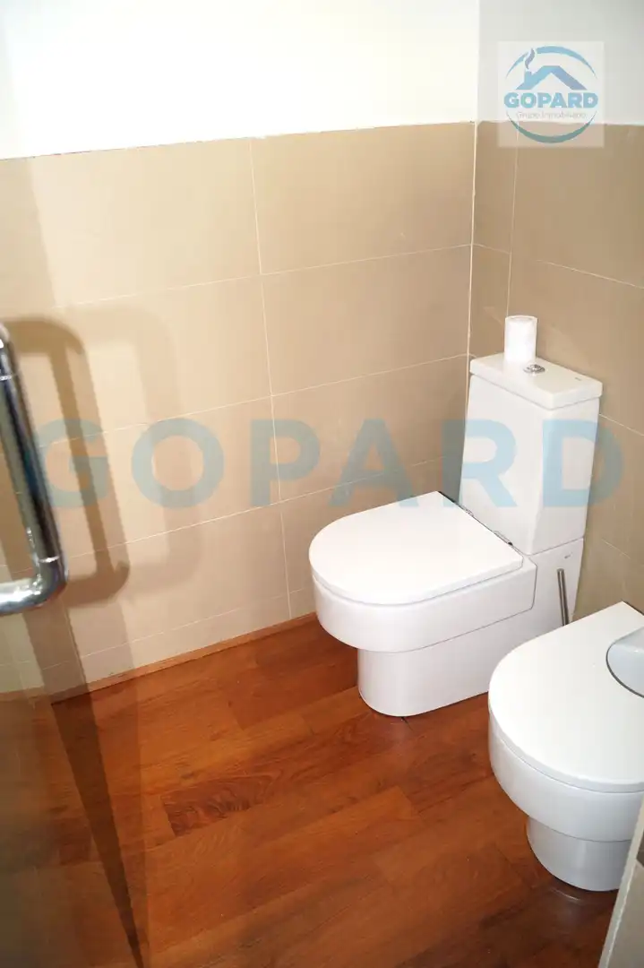 Baño de Casa adosada de alquiler en Villanueva de la Cañada con Aire acondicionado, Calefacción y Jardín privado