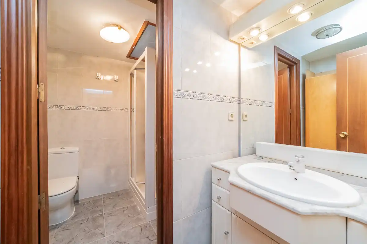 Baño de Casa adosada en venta en Pozuelo de Alarcón con Aire acondicionado, Calefacción y Terraza