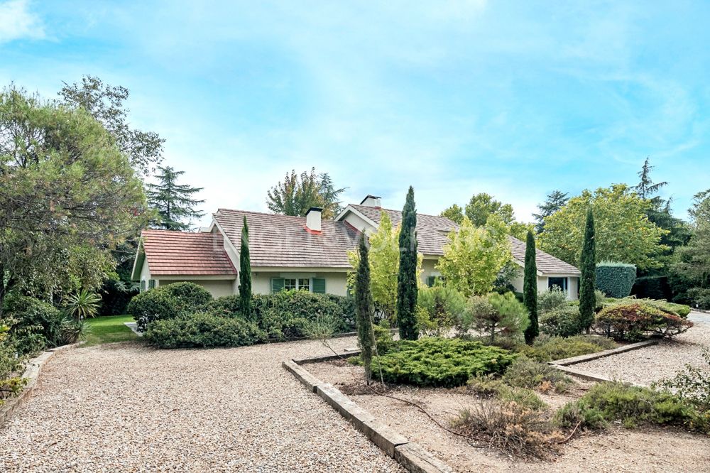 Vista exterior de Casa o xalet en venda en Boadilla del Monte amb Aire condicionat, Calefacció i Jardí privat