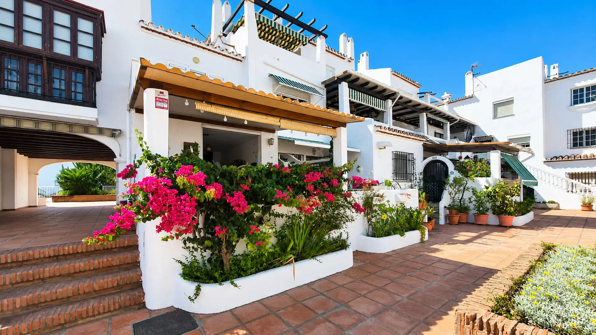 Terrasse von Erdgeschoss zum Verkauf in Manilva mit Klimaanlage, Terrasse und Schwimmbad