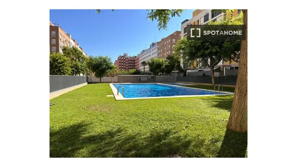 Swimming pool of Flat for rent in Valencia  with Air Conditioner, Heating and Furnished