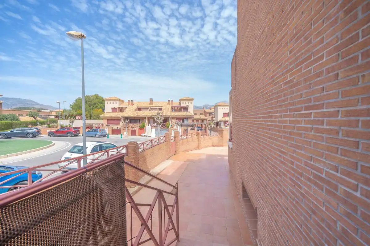 Vista exterior de Casa adosada en venda en La Nucia amb Aire condicionat, Calefacció i Terrassa