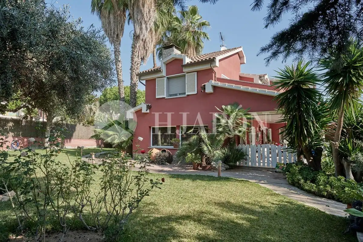 Vista exterior de Casa o xalet en venda en Alella amb Aire condicionat, Calefacció i Jardí privat