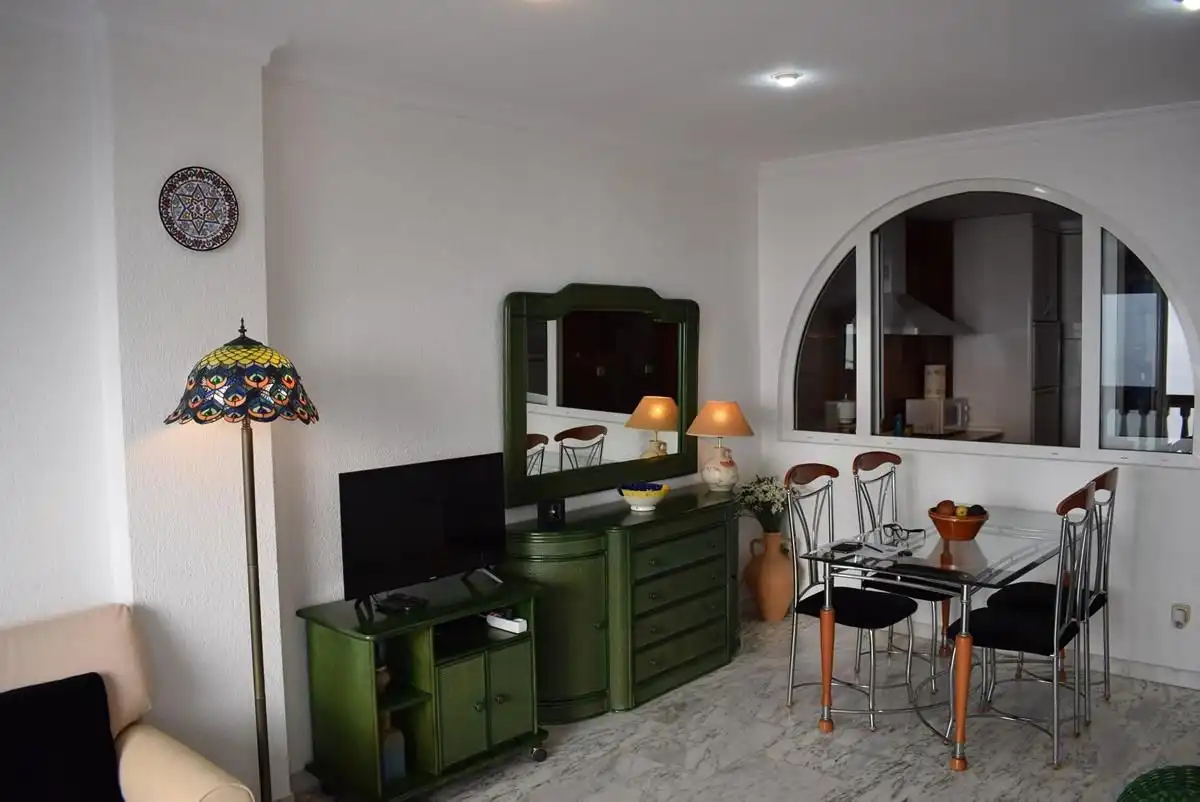 Menjador de Apartament de lloguer en Almuñécar amb Aire condicionat, Terrassa i Moblat