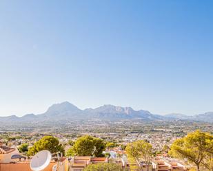 Vista exterior de Casa o xalet de lloguer en L'Alfàs del Pi amb Aire condicionat, Calefacció i Jardí privat