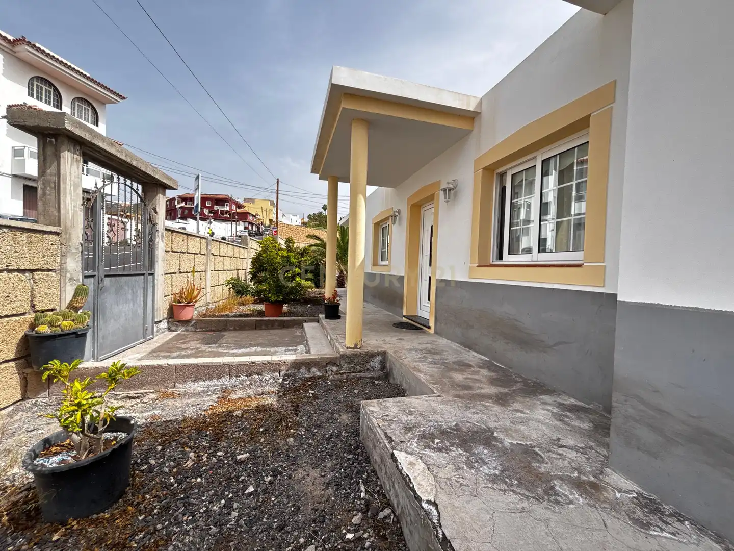 Außenansicht von Haus oder Chalet zum Verkauf in Arona mit Privatgarten