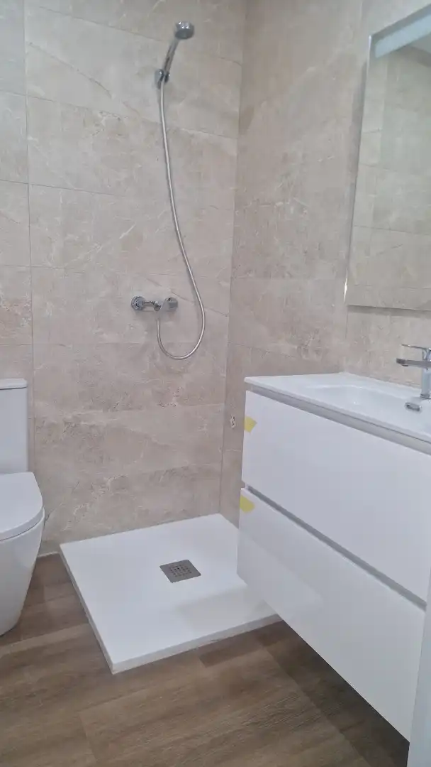 Bany de Casa adosada en venda en Torrelles de Llobregat amb Aire condicionat, Calefacció i Jardí privat