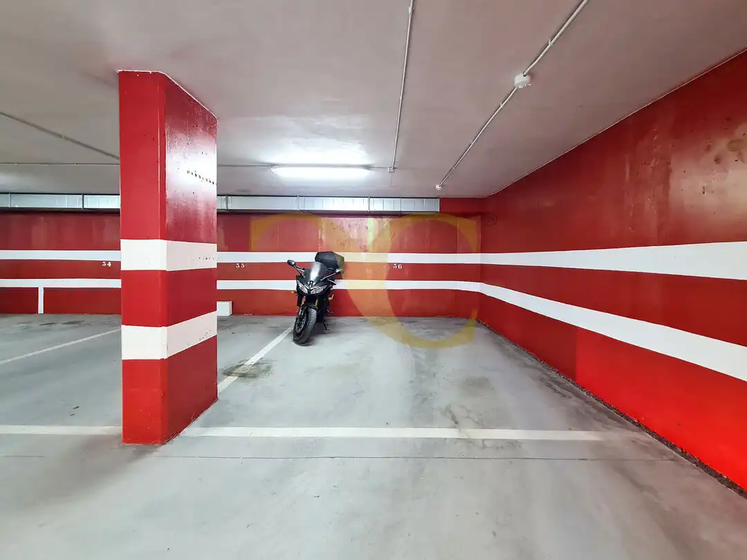 Parking de Piso en venta en Oviedo  con Calefacción, Terraza y Trastero