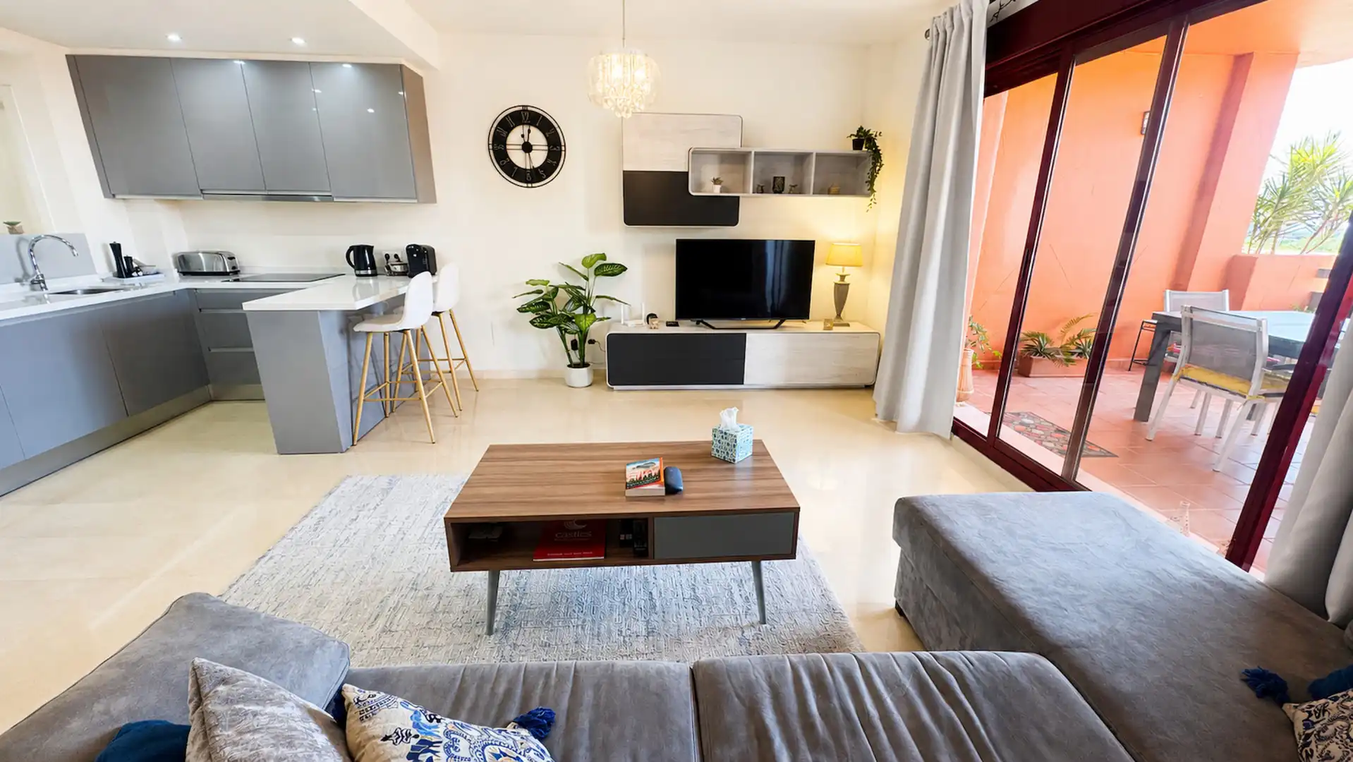 Sala d'estar de Apartament en venda en Manilva amb Aire condicionat, Terrassa i Traster