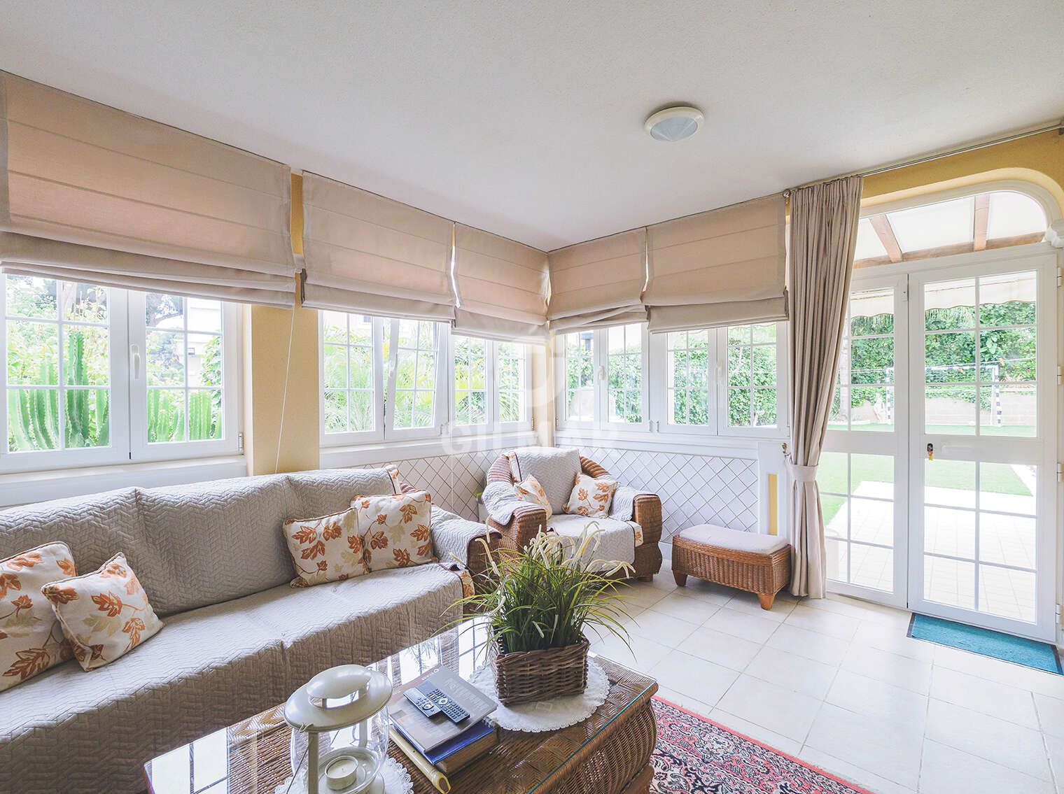 Sala d'estar de Casa o xalet en venda en  Madrid Capital amb Piscina