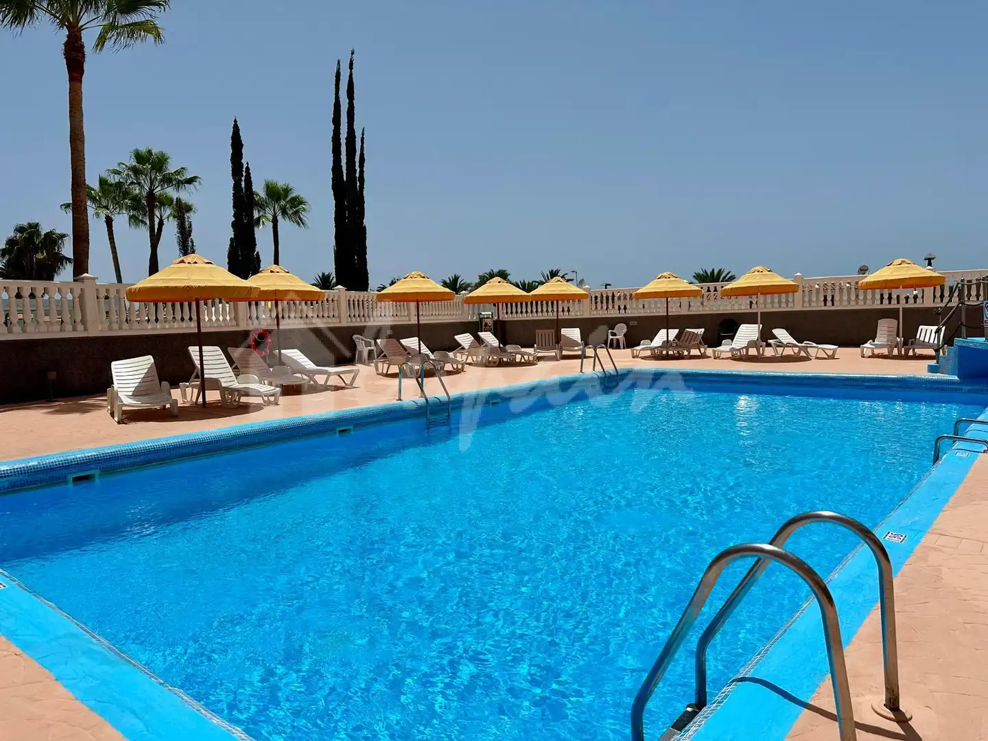 Piscina de Apartamento en venta en Arona