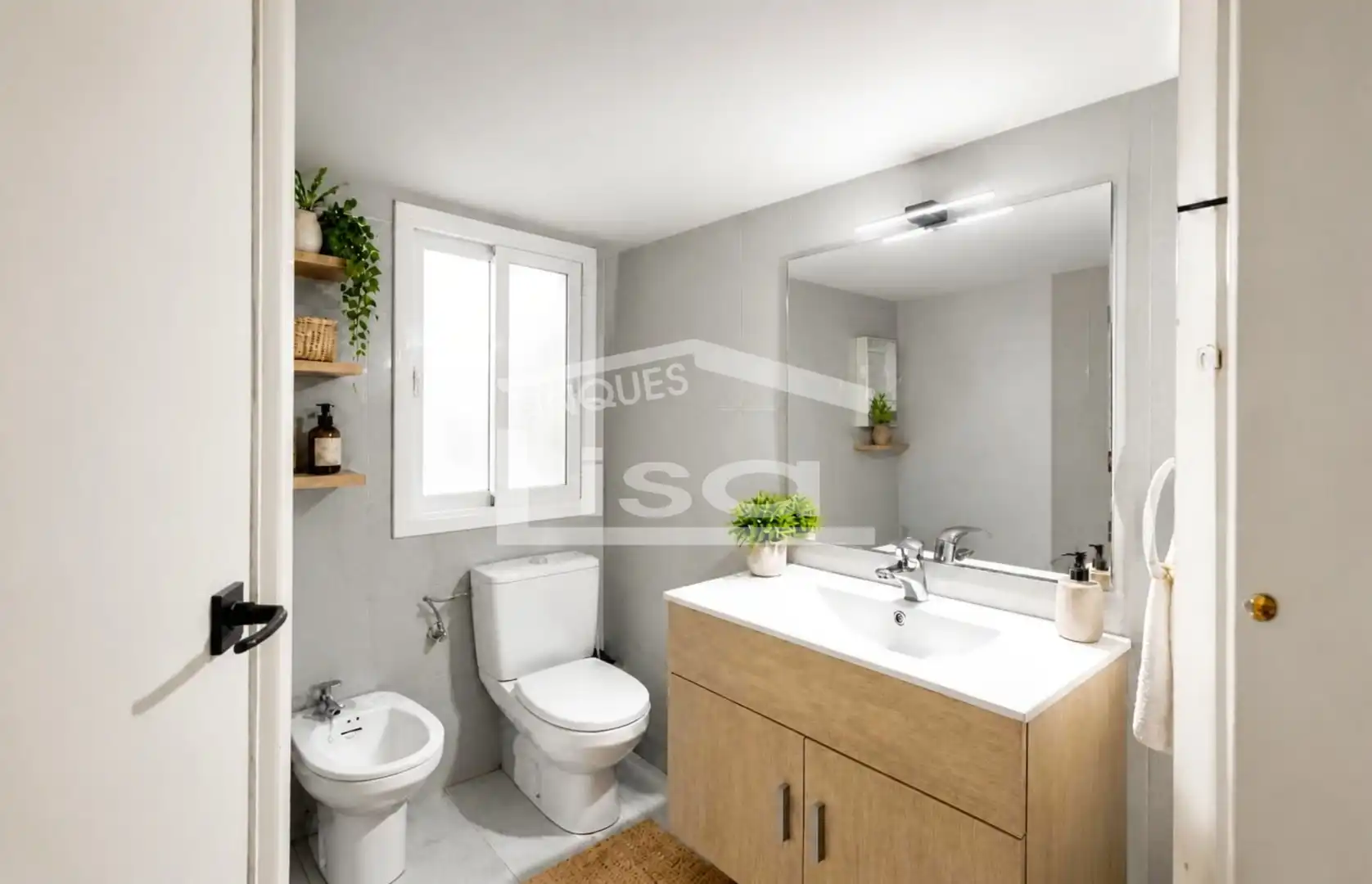Baño de Piso en venta en Barcelona con Calefacción, Trastero y Balcón