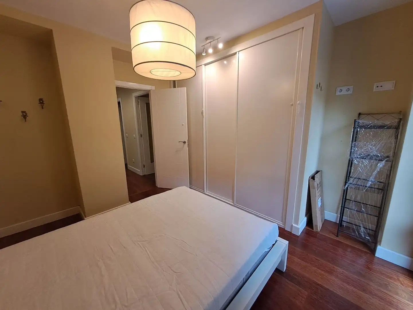 Schlafzimmer von Wohnung zur Miete in Oviedo  mit Möbliert und Balkon