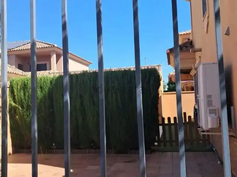 Vista exterior de Pis en venda en La Rinconada amb Aire condicionat i Piscina