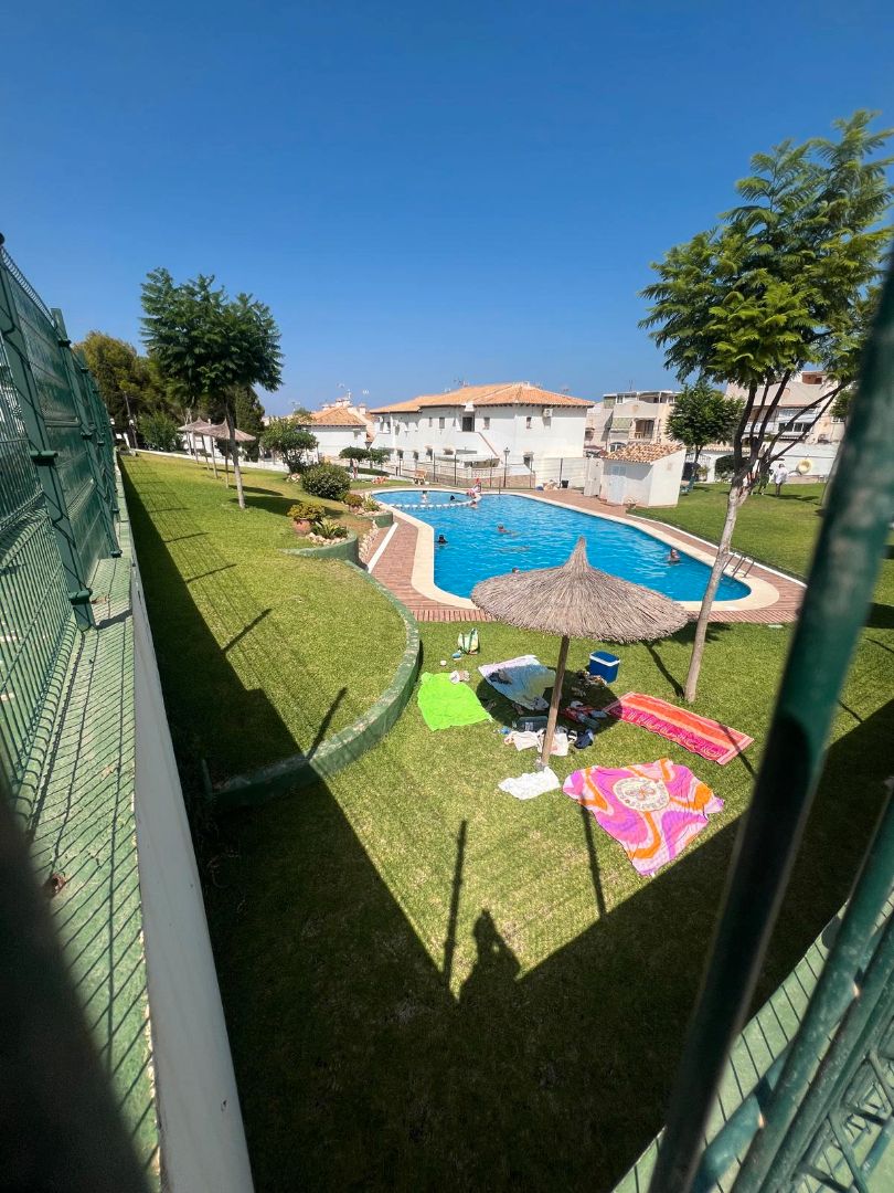 Piscina de Casa adosada en venta en Torrevieja con Terraza, Amueblado y Horno