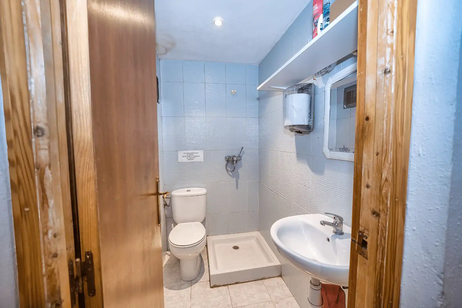 Baño de Local en traspaso en Valencia con Aire acondicionado, Amueblado y Internet