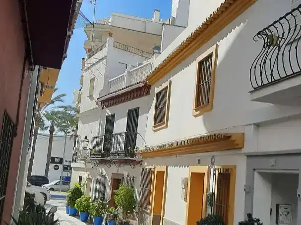 Vista exterior de Casa adosada en venda en Marbella