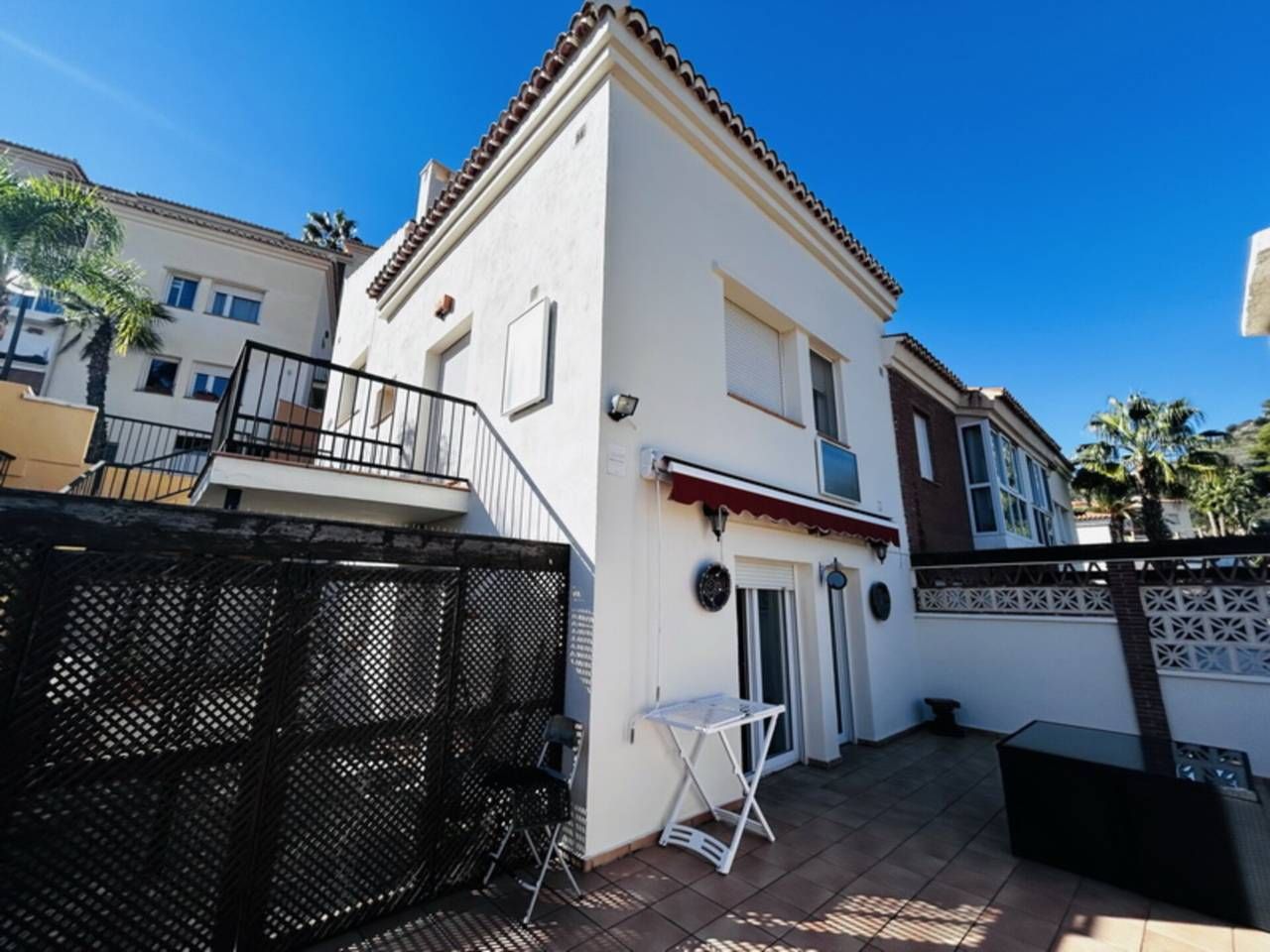 Vista exterior de Casa adosada en venda en Almuñécar amb Aire condicionat, Calefacció i Terrassa