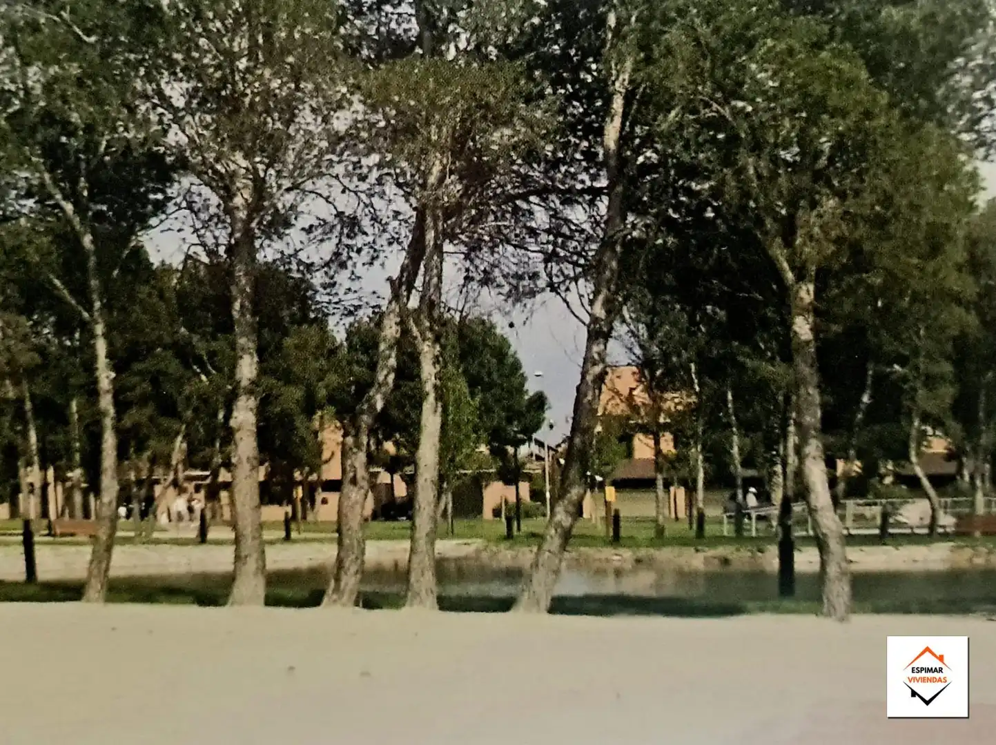 Außenansicht von Einfamilien-Reihenhaus zum Verkauf in Villanueva de Gállego mit Heizung, Privatgarten und Terrasse