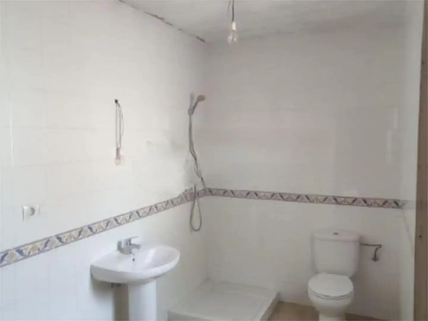 Bany de Finca rústica en venda en Villanueva de los Castillejos amb Balcó