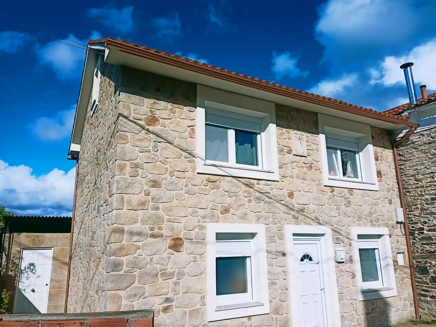 Vista exterior de Casa adosada en venta en Bergondo con Calefacción, Jardín privado y Trastero