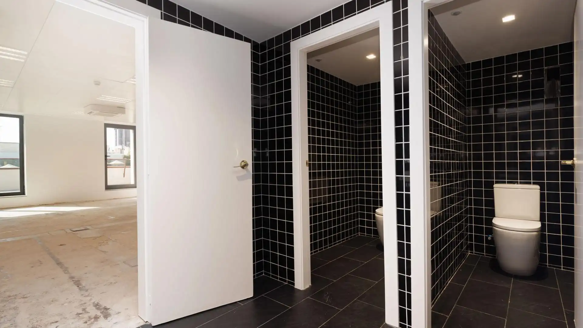 Baño de Oficina de alquiler en Barcelona con Aire acondicionado, Calefacción y Terraza