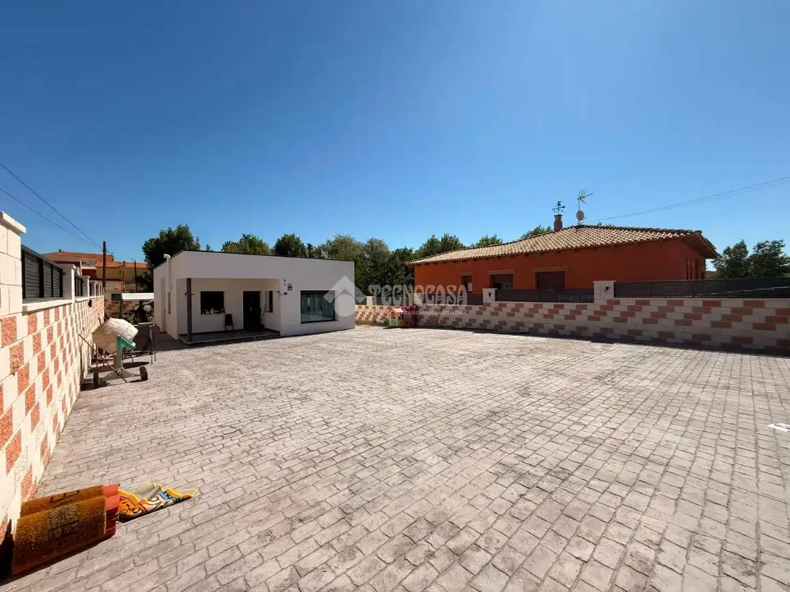 Vista exterior de Casa o xalet en venda en Galápagos amb Calefacció, Jardí privat i Terrassa
